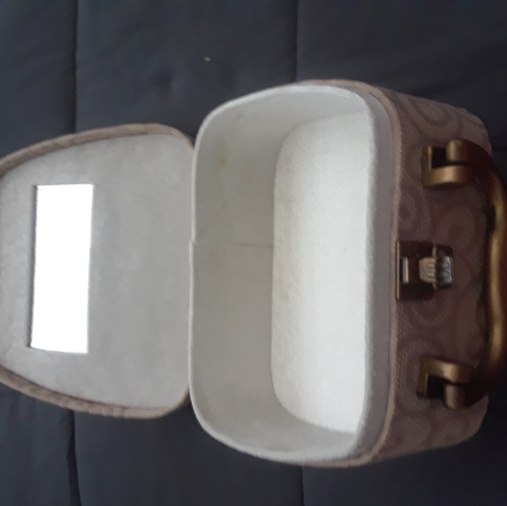 Cameo purse/make-up bag and bracelet - Picture 4 of 16